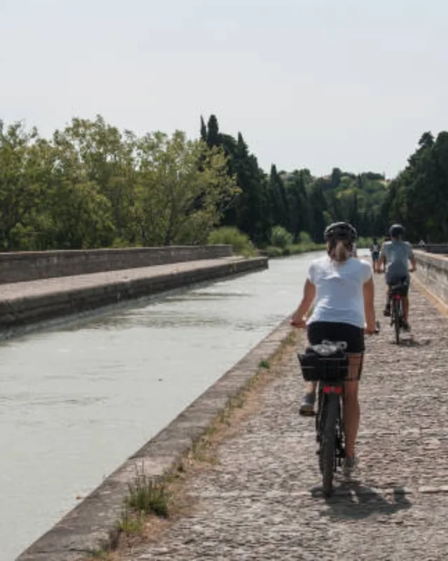Déplacement à vélo entre femmes lors d'un séjour escalade éco responsable