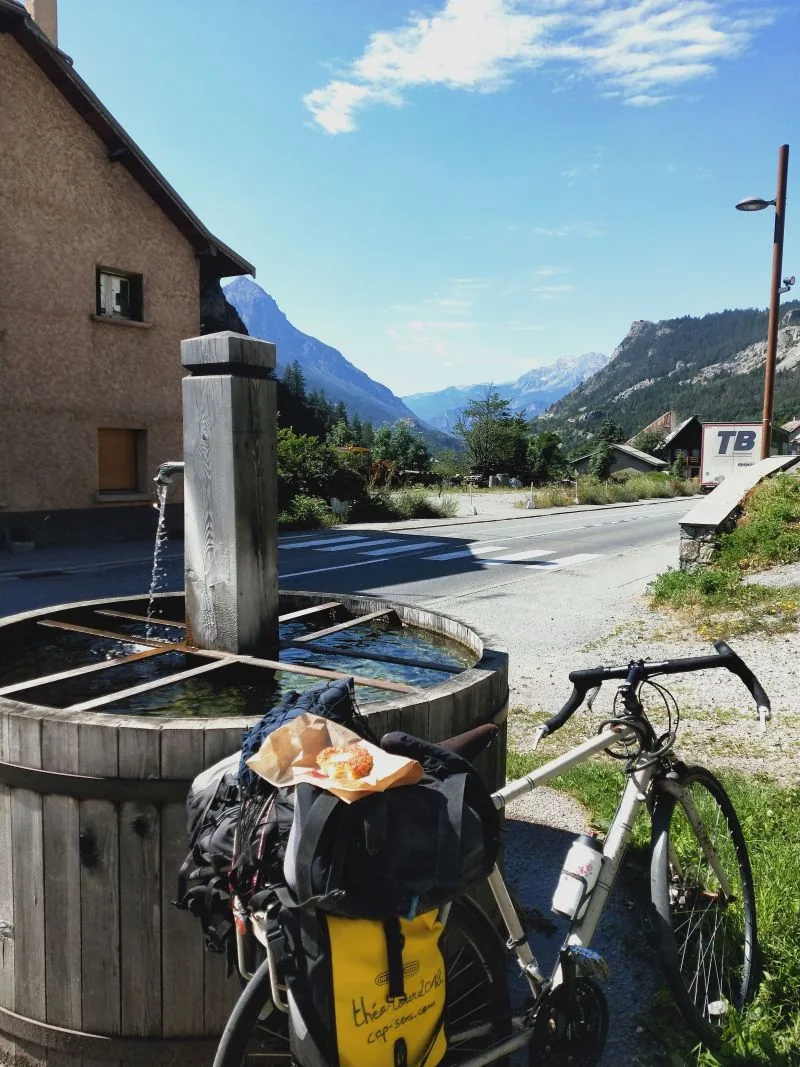 Vélo de voyage falaise hautes alpes grimpe